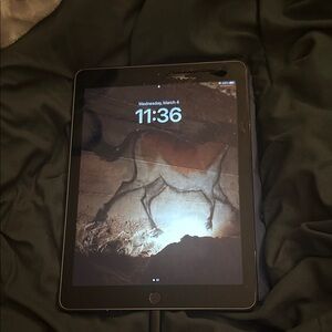 Apple IPad (6th Gen, 32GB)